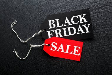 Koyu arka plan üzerinde siyah Cuma satış etiketi