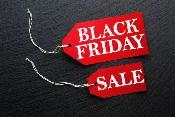 Koyu arka plan üzerinde siyah Cuma satış etiketi