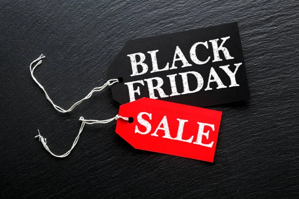 Koyu arka plan üzerinde siyah Cuma satış etiketi