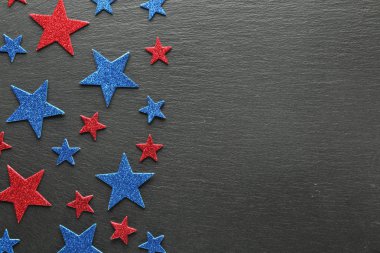 Arduvaz arka plan üzerinde kırmızı ve mavi yıldız