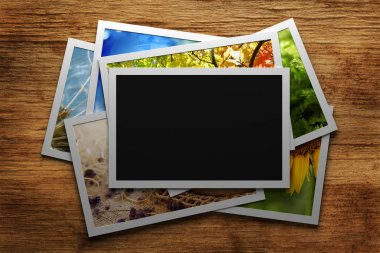 Boş çerçeve ile renkli fotoğraf yığını