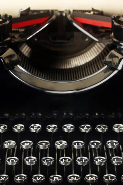旧的老式打字机用空白纸 — 图库照片
