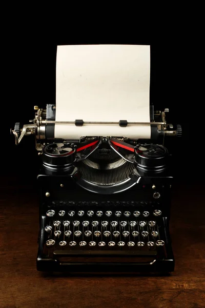 Vieille machine à écrire vintage avec papier blanc — Photo