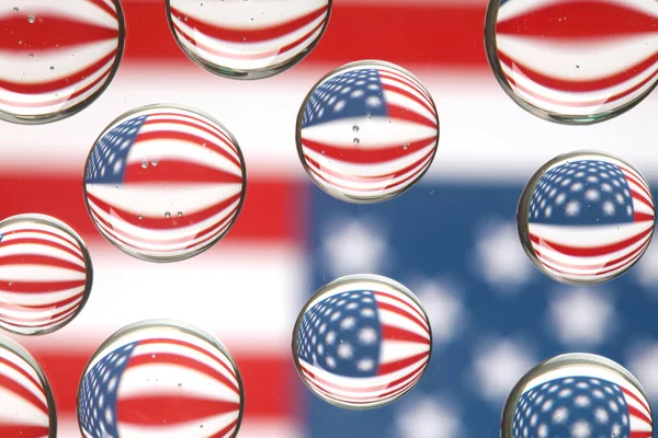 Amerikai zászló tükröződik a víz csepp háttér — Stock Fotó