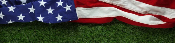 Czerwony, biały i niebieski amerykańską flagę na trawie na Memorial Day lub — Zdjęcie stockowe