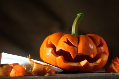 Bir Halloween jack o'Fener oyma