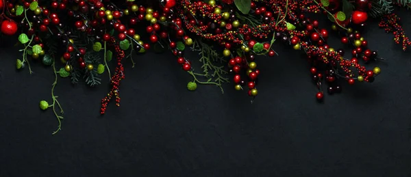 Noel ağacı bankları ve kırmızı böğürtlen arka planı — Stok fotoğraf