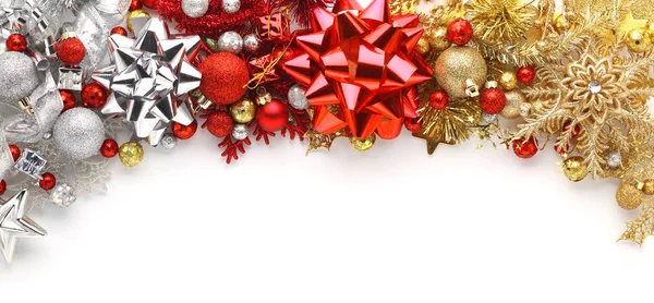 Рождественские луки, орнаменты и украшения на белом фоне — стоковое фото