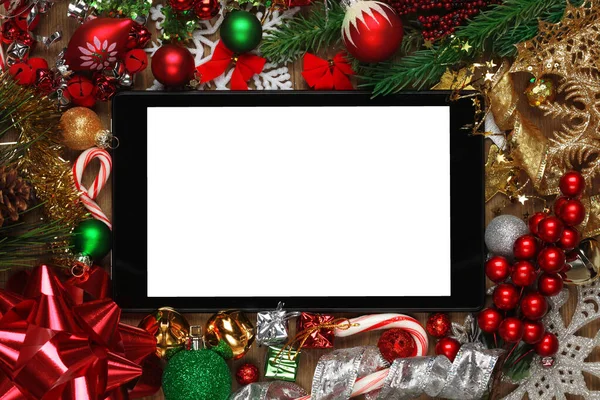 Tablette vierge entourée de décorations de Noël — Photo