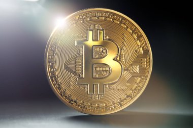 Parlak ışıkta tek bir altın Bitcoin 'e yaklaş. Weal