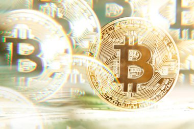 Parlak altın bitcoin, para yığınları üzerinde dengelenmiş. Zenginlik,