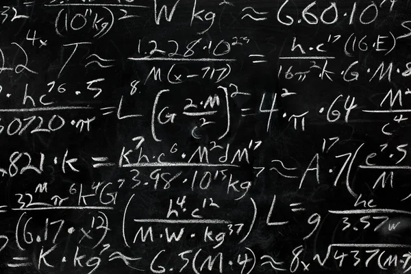 Mathematische Gleichungen und Formel mit Kreide auf unordentlicher Tafel geschrieben — Stockfoto