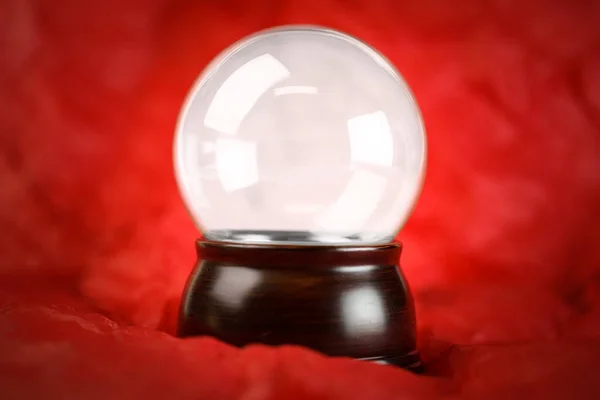 Bola de neve branca em branco ou bola de cristal no fundo vermelho — Fotografia de Stock