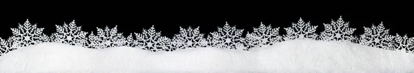 Banner από αφρώδες λευκό χιόνι με νιφάδες χιονιού απομονωμένο στις — Φωτογραφία Αρχείου