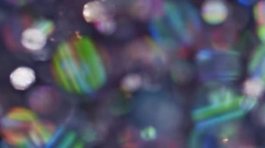 Bulanık bokeh soyut arkaplanda gökkuşağı renginde parlayan ışıklar