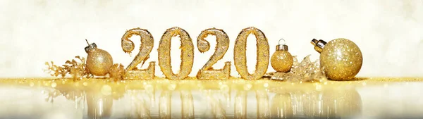 2020 en brillantes números de oro celebrando el Año Nuevo o Chris —  Fotos de Stock