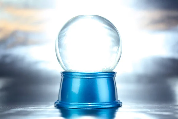 Bola de neve vazia. globo de neve de vidro na base azul . — Fotografia de Stock