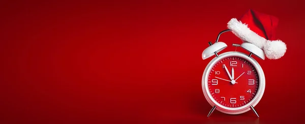 Red clock with Christmas Santa hat. Time for Christmas shopping — Stock Photo, Image