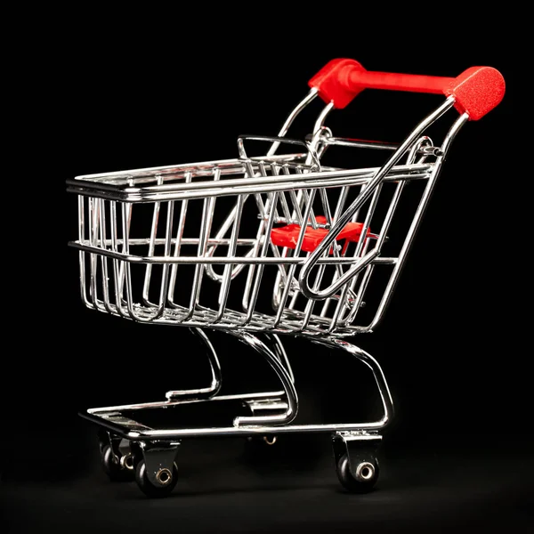 Único cromo e carrinho de compras vermelho no preto — Fotografia de Stock