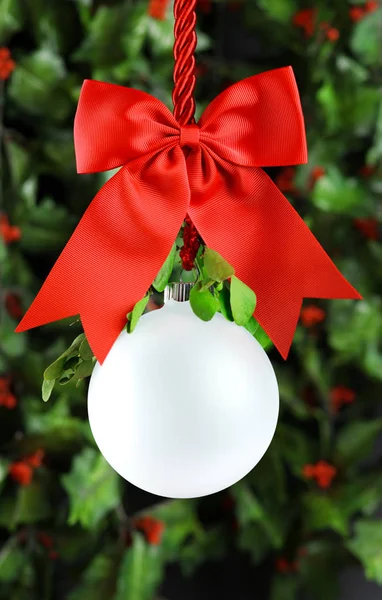 Adorno de Navidad claro colgando de la cinta roja brillante y arco w — Foto de Stock