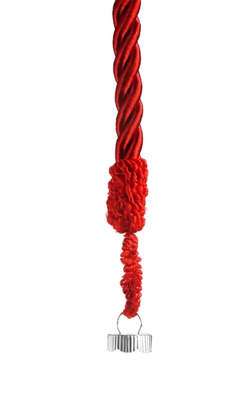 在闪闪发亮的红绳上挂着一块圣诞彩饰的银顶。 Em — 图库照片