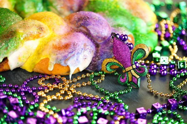 Torta King Mardi Gras con spruzzi gialli, verdi e viola su — Foto Stock