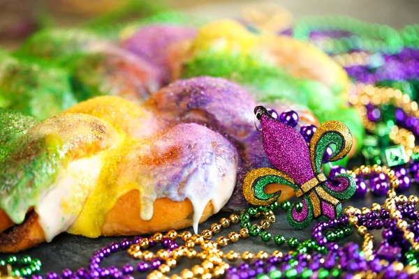 Pastel de rey de Mardi Gras con aspersiones amarillas, verdes y púrpuras su — Foto de Stock