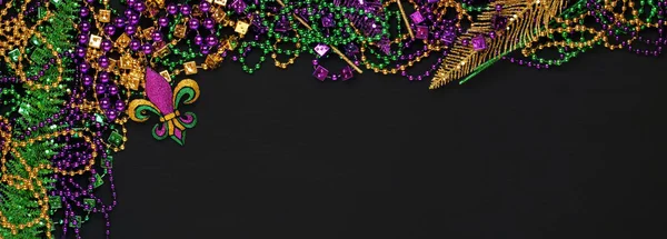 Paars, goud en groene Mardi Gras kralen en decoraties backgro — Stockfoto