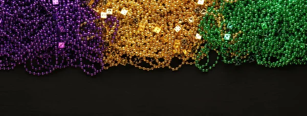 Fioletowy, złoty i zielony koraliki Mardi Gras tle — Zdjęcie stockowe