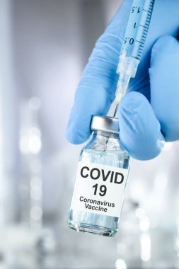 Coronavirus, Covid 19 virüsü ve aşı tüpü içeren mavi eldivenli sağlık tedavisi konsepti