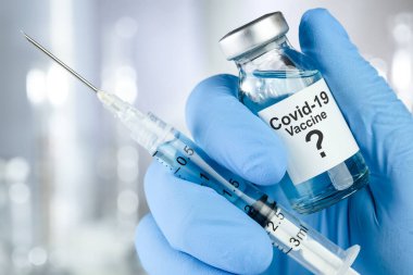 Coronavirus, Covid 19 virüsü ve aşı tüpü içeren mavi eldivenli olası tedavi konsepti.