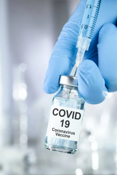 Sundhedspleje Kur Koncept Med Hånd Blå Medicinske Handsker Holder Coronavirus - Stock-foto