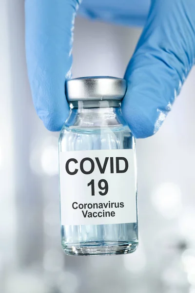 코로나 바이러스 바이러스 유리병을 장갑에 — 스톡 사진