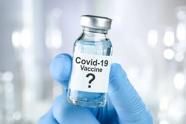 手持蓝色医用手套的科沃德19型病毒 疫苗瓶 可能的治疗概念 — 图库照片