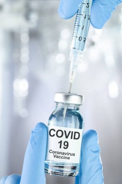 Coronavirus, Covid 19 virüsü ve aşı tüpü içeren mavi eldivenli sağlık tedavisi konsepti