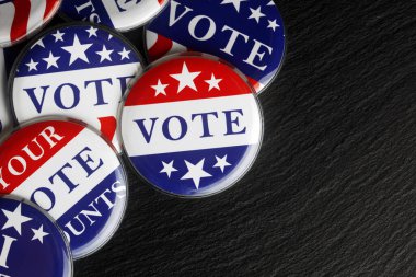 Kırmızı, beyaz ve mavi oy düğmeleri arka plan