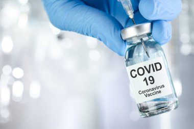 Coronavirus, Covid 19 virüsü ve aşı tüpü içeren mavi eldivenli sağlık tedavisi konsepti