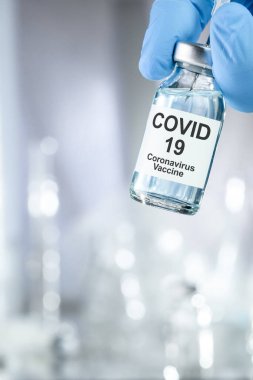 Coronavirus, Covid 19 virüsü ve aşı tüpü içeren mavi eldivenli sağlık tedavisi konsepti