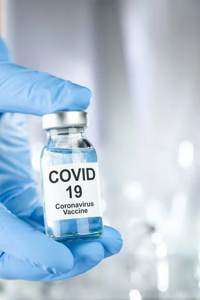 코로나 바이러스 바이러스 유리병을 장갑에 — 스톡 사진