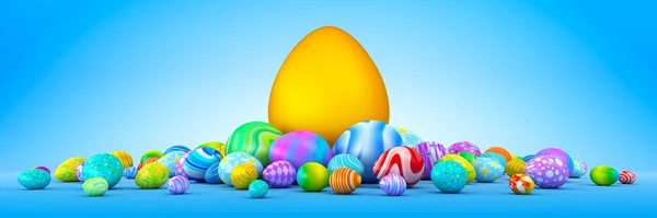 Dev Bir Altın Yumurtayı Çevreleyen Renkli Paskalya Yumurtaları Yığını — Stok fotoğraf