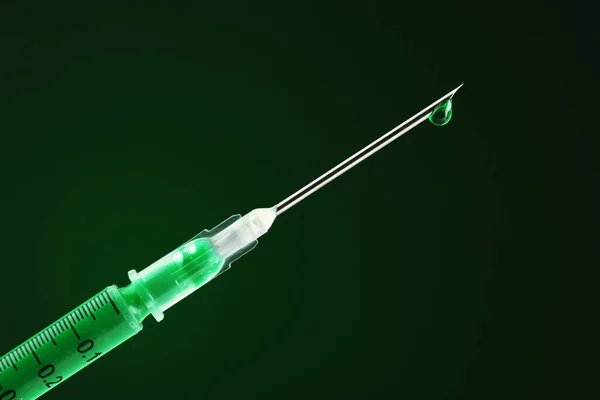 Spuit Gevuld Met Groene Medicatie Druipend Van Naald — Stockfoto