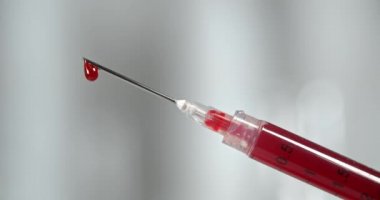 Kanla doldurulmuş şırınga ve iğneden damlama