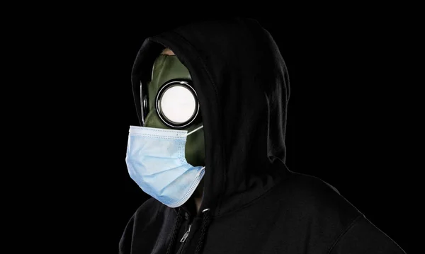 古いレトロなハズマットスタイルのガスマスクと医療マスクを身に着けている人 — ストック写真