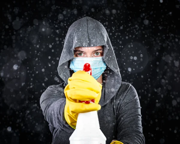 의료용 마스크를 소독용 살균제를 뿌리는 장갑을 상태를 유지하는 바이러스의 개념을 — 스톡 사진