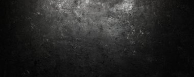 Sahne ışıklarıyla aydınlatılan sert, karanlık taş zemin