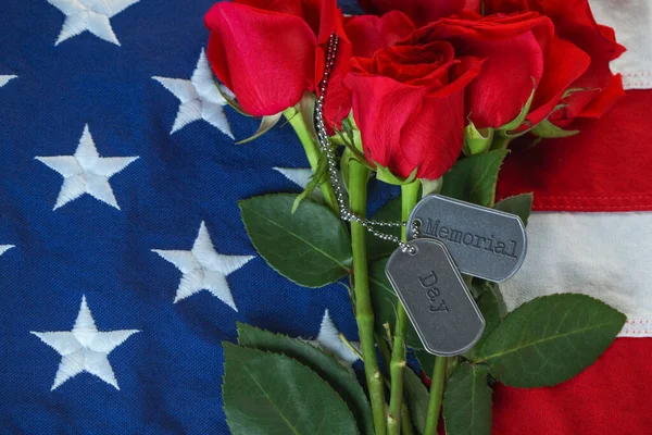 Amerikanische Flagge Mit Rosen Und Hundeanhänger Mit Text Memorial Day — Stockfoto