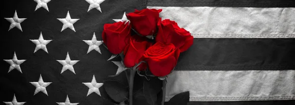 Bandeira Americana Preta Branca Com Rosas Vermelhas — Fotografia de Stock