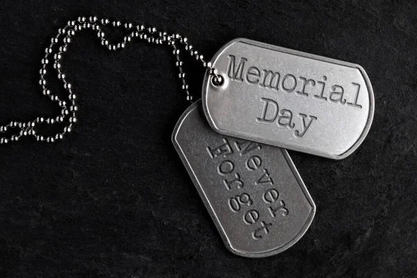 Gamla Och Slitna Militära Hund Taggar Memorial Day Glöm Aldrig — Stockfoto