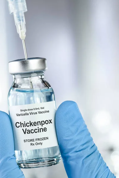 青い医療用手袋を手にした医療コンセプト鶏の水痘 水痘帯状疱疹ウイルス ワクチンバイアルと注射針 — ストック写真