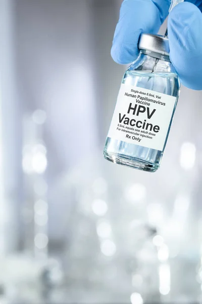 Hpv ヒトパピローマウイルス ワクチンバイアルと注射針を保持青い医療用手袋で手で医療の概念 — ストック写真